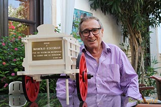 manolo escobar con su carro fabricado por el tallercito