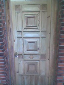 puerta de madera de exterior al natural