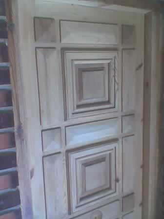 puerta de madera lijada y decapada